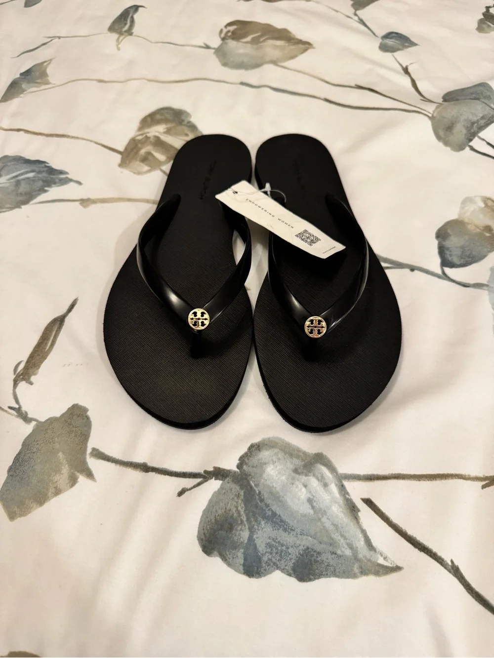 NWT Tory Burch Chelsea Flip-Flop Sandals with Gold Logo